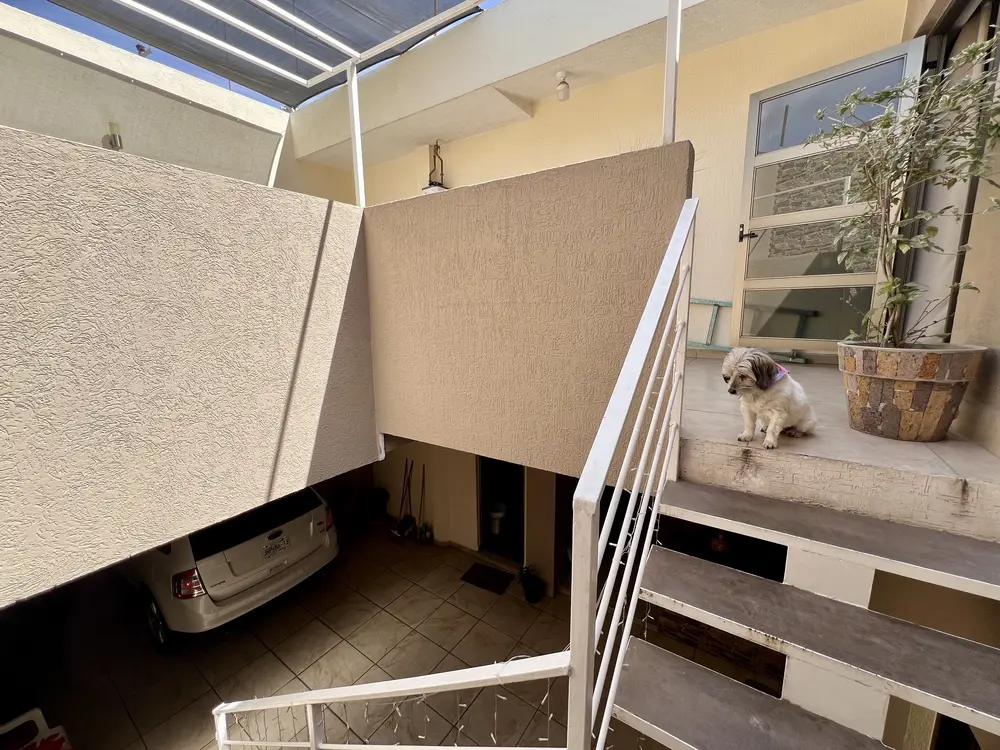 Propiedad en venta en Tlaquepaque con local y 5 recámaras
