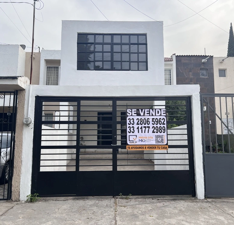 Fachada- Casa en venta sobre Av. Gobernador Curiel y Av. Patria.
