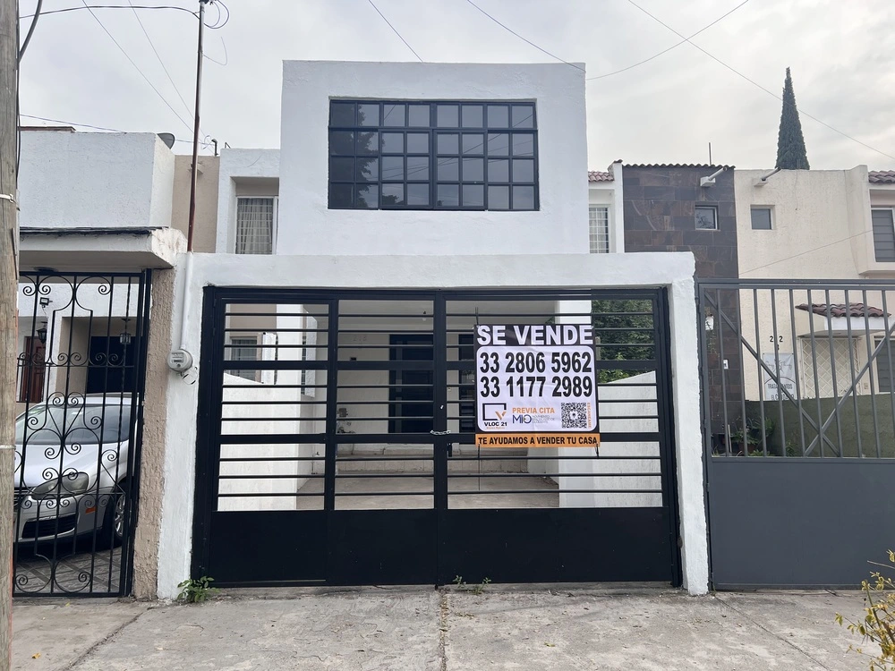 Fachada- Casa en venta sobre Av. Gobernador Curiel y Av. Patria.