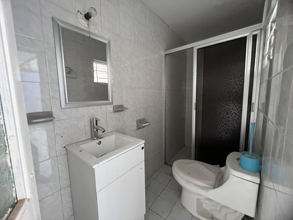 Baño principal moderno en casa en La Higuera, Zapopan, accesible desde Av. López Mateos