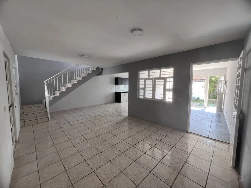 Sala y comedor de casa en La Higuera, Zapopan, cercana a Av. Patria