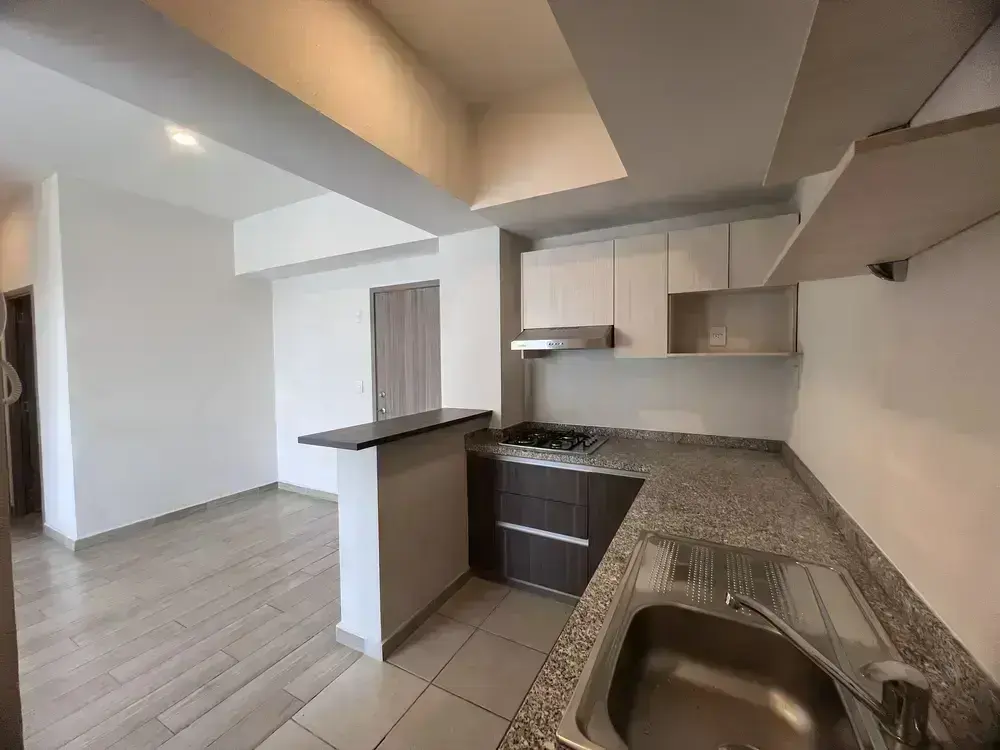 Cocina integral del departamento Tres Lagos, próxima a Plaza del Sol y Centro Histórico