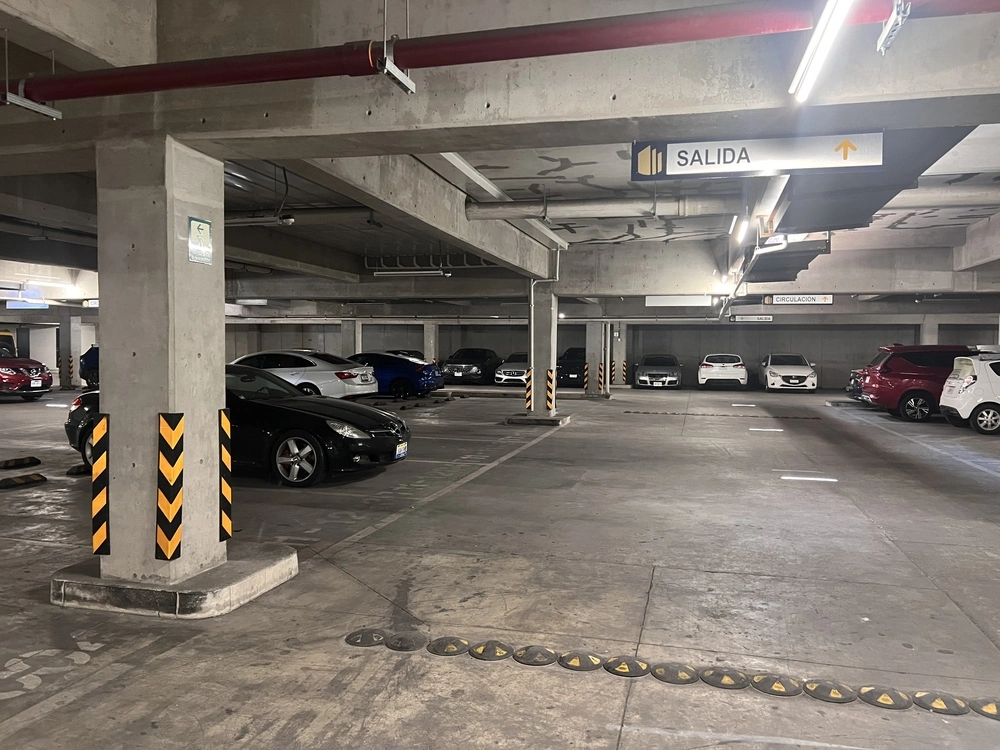 Estacionamiento privado en departamento Tres Lagos, cerca de Oblatos y San Andrés