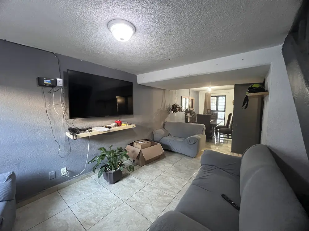 Sala amplia en casa en venta Loma Dorada Norte, Tonalá, con buena iluminación natural.