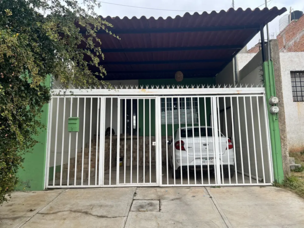 Casa en venta en El Pedregal, Tonalá, con dos niveles y cochera