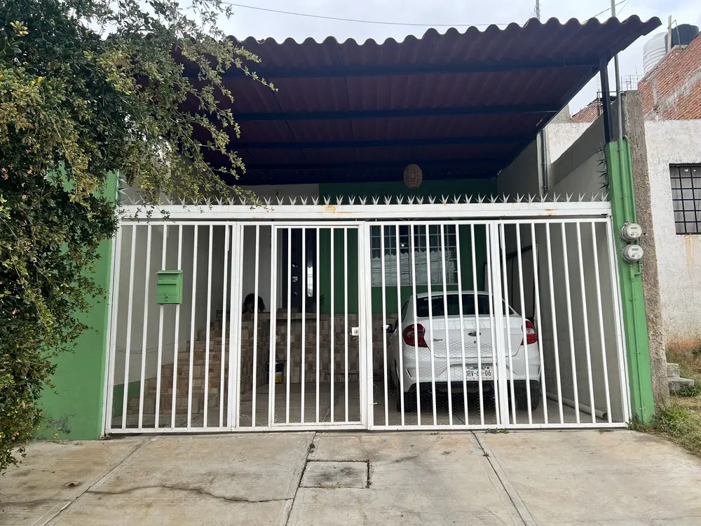 Casa en venta en El Pedregal, Tonalá, con dos niveles y cochera