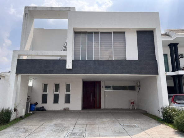 Casa en venta en Lomas del Fortín, Zapopan, con fachada moderna y cochera para tres autos