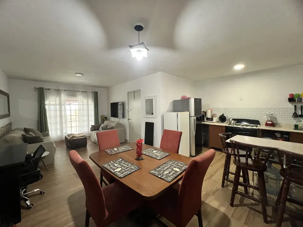 Sala amplia e iluminada de casa en El Pedregal, Tonalá