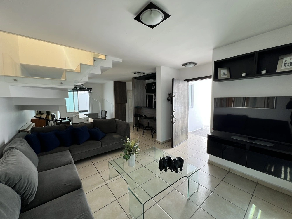 Sala amplia en casa en venta en Banús Residencial